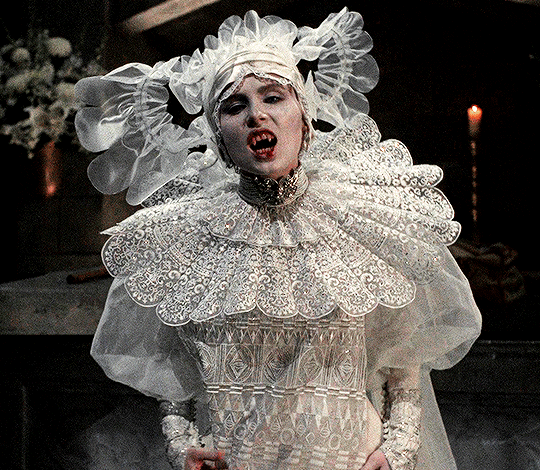 Bram Stoker’s Dracula (1992) dir. Francis Ford Coppola Come to me. Leave these others…and come to me mariée sang amour.gif, oct. 2021