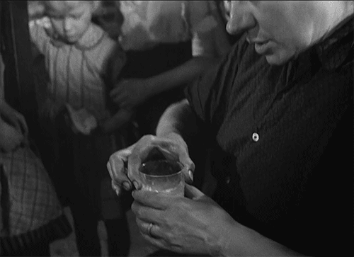 Brigitte Fossey Jeux interdits1952 René Clément la mouche dans le lait.gif