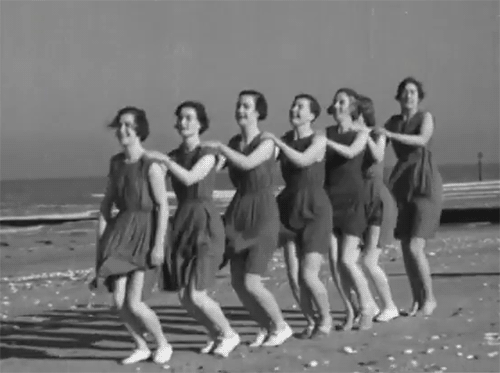 British Pathé Margate Girls Aka Girls On Beach Issue Title Play And Playfulness 1936 gif 1930s beach vintage Margate.gif, août 2019