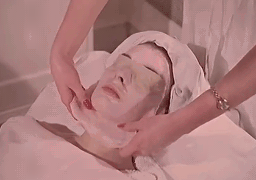 British Pathé  Beatnik Beauty Transformation A Sixties Makeover (1963) ce petit masque va vous faire du bien.gif, juil. 2020