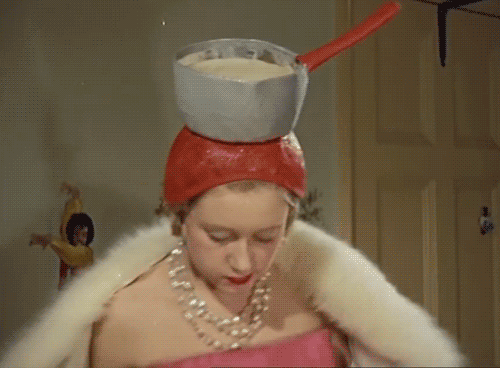 British Pathé gaga attitude 1959 Kitchen Hats fashion petits chapeaux à faire soi même pour la ménagère moderne casserole réveillon tu apportes le plat chaud.gif, déc. 2021