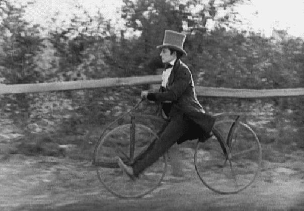 Buster Keaton Les lois de l’hospitalité (1923) draisienne dans Paris, à vélo, on dépasse les autos.gif, sept. 2021