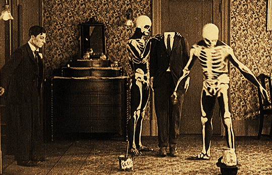 Buster Keaton Malec chez les fantômes The Haunted House 1921 tu garderas la tête sur les épaules.gif, fév. 2021