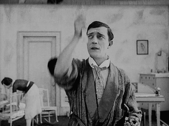 Buster Keaton Malec forgeron (The Blacksmith) 1922 bon je vais me recoucher.gif, déc. 2020