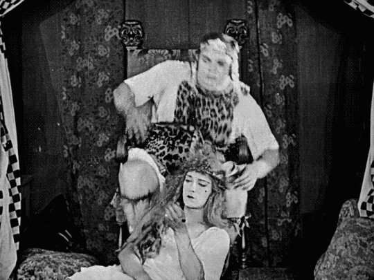 Buster Keaton Roscoe Arbuckle Back Stage Fatty cabotin 1919 poil au genou.gif, nov. 2021