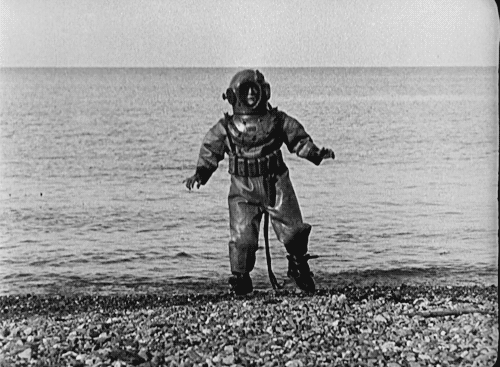 Buster Keaton Silent Rain scaphandre vacances à la mer.gif, mai 2020