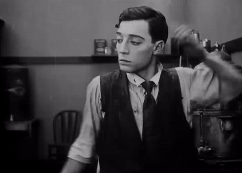 Buster Keaton The Cook (1918) apprendre à nager.gif, avr. 2021