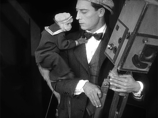 Buster Keaton and Josephine the Monkey in The Cameraman 1928 serre-moi fort.gif, nov. 2020