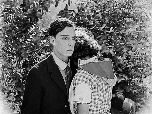 Buster Keaton and Sybil Seely in The Scarecrow, 1920 dans chéri j'ai oublié mon masque.gif, août 2020
