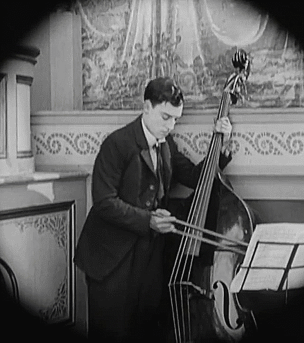 Buster Keaton in The Playhouse 1921 viloncelle laissez-moi vous scier quelque chose.gif, nov. 2020