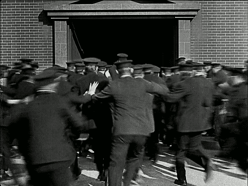Buster Keaton tous aux abris.gif, mar. 2020