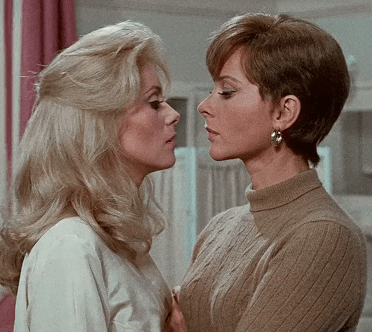 Catherine Deneuve et Geneviève Page Belle de jour 1966 Luis Bunuel le baiser