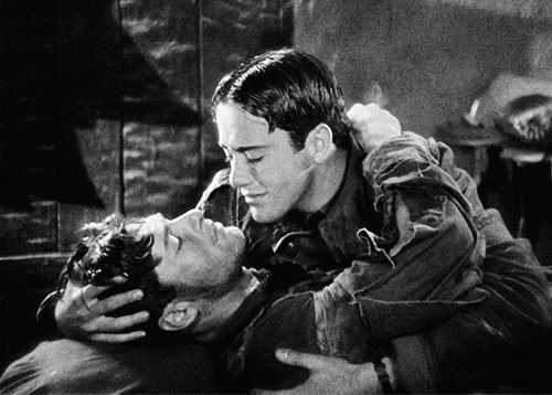 Charles Buddy Rogers kisses a dying Richard Arlen in Wings, 1927 baiser viril gay.gif, oct. 2020