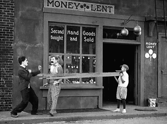 Charlie Chaplin The Pawnshop 1916 Charlot usurier bats-toi si tu es un homme.gif, déc. 2020