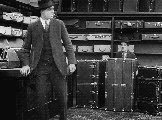 Charlot chef de rayon The Floorwalker  1916 Charlie Chaplin objets trouvés.gif, fév. 2021