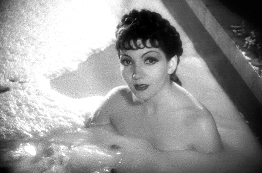 Claudette Colbert’s iconic milk bath scene in THE SIGN OF THE CROSS (1932) dir. Cecil B. DeMille tu attends quoi.gif, janv. 2021