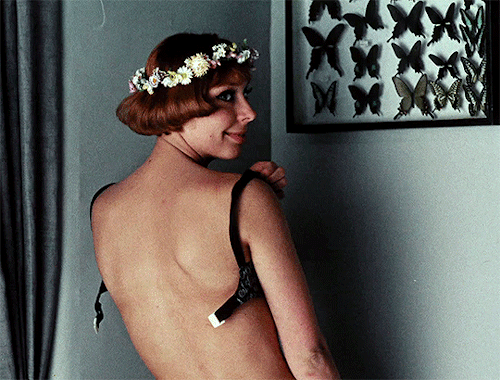 Daisies  Sedmikrásky (1966) dir. Věra Chytilová et ma bretelle, brette, tu l'aimes ma bretelle.gif, juil. 2020