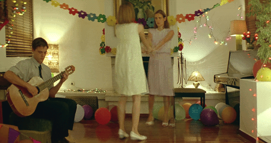 Dogtooth Yorgos Lanthimos Angeliki Papoulia Christos Passalis Mary Tsoni une fête à tout casser.gif, nov. 2023