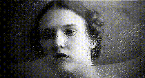 Dominique Swain in Lolita 1997 kiss in rain rappelle toi Lolita il pleuvait sur Brest ce jour là.gif, nov. 2022