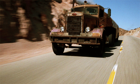 Duel (1971) dir. Steven Spielberg camion poursuite.gif, déc. 2020