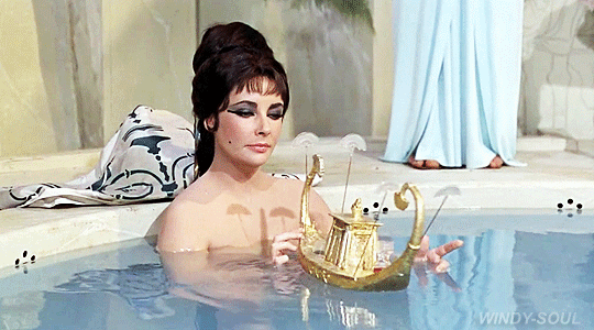 Elizabeth Taylor in Cleopatra 1963 le confinement est dur pour tout le monde.gif, nov. 2020