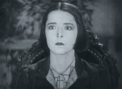 Ella Cinders 1926 silent film Colleen Moore la mouche sur le nez.gif, avr. 2021