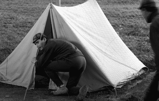 En pleine forme court-métrage de Pierre Étaix 1971 tente camping.gif, déc. 2020