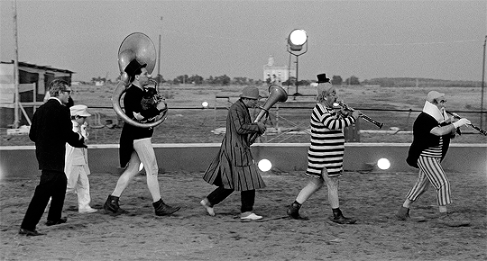 Fellini huit et demi défilé.gif, déc. 2019