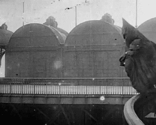 Franz Reichelt jumps off the Eiffel Tower wearing the parachute that he designed and invented 4 février 1912 Paris suicide mort.gif, avr. 2020