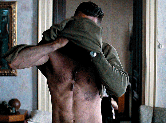 Fury (2014) dir. david ayer Brad Pitt dure journée au lit.gif, août 2021