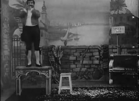 Georges Méliès, {1899} L'impressionniste fin de siècle (The Conjuror) la part de féminité et de masculinité.gif, nov. 2020