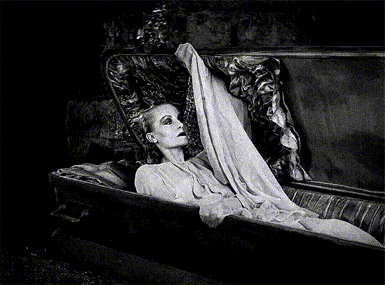 Geraldine Dvorak in Dracula (1931) mort sortie du tombeau cercueil.gif, sept. 2021
