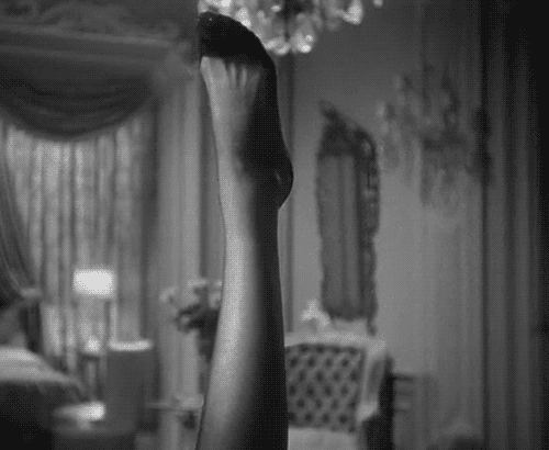Gilda 1946 Rita Hayworth leg lever la jambe.gif, nov. 2020