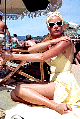 Grace Kelly as Frances Stevens in To Catch a Thief (1955) dir Alfred Hitchcock mets de la crème contre le coup de soleil.gif, juil. 2020