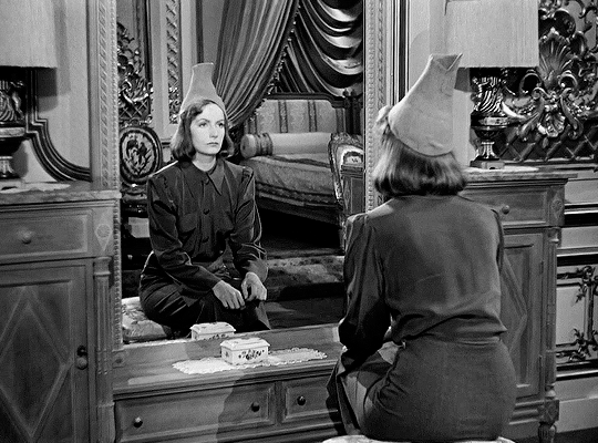 Greta Garbo in Ninotchka (1939) dir. Ernst Lubitsch soldes promo sur les chapeaux est-ce vraiment une bonne idée.gif, oct. 2020