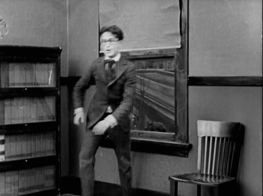 Harold Lloyd and Bebe Daniels in Ask Father (1919)  On n'entre pas bretzel le retour.gif, oct. 2021