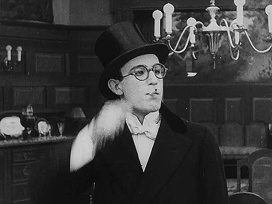 Harold Lloyd lights up in Bashful (1917) cigarette du feu.gif, mar. 2021