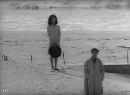 Hiroshi Teshigahara, The Face of Another (Japanese 他人の顔, Hepburn Tanin no kao) 1966 l'attente sur la plage.gif, juin 2021
