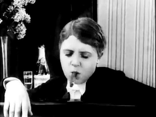 Ich möchte kein Mann sein, 1918.  Dir. Ernst Lubitsch cigare LGBT.gif, oct. 2020