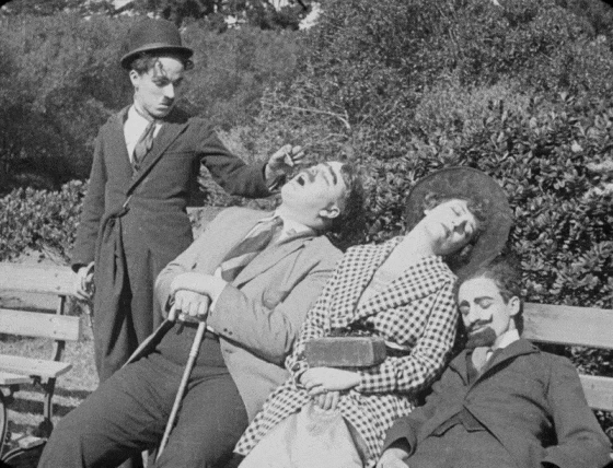 In the Park (Charles Chaplin, 1915) à quoi sert le port du masque à l'extérieur.gif, sept. 2020