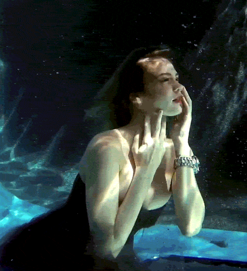 Jaime Chalerm Invicta Underwater Shoot une fille timide.gif