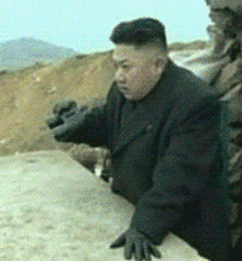 Kim Jong-un jumelles monocle.gif, mar. 2021