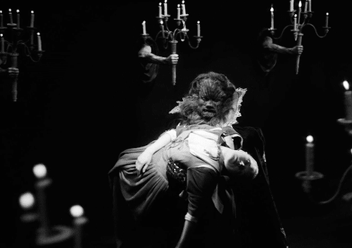 La Belle et la Bête (Beauty and the Beast, 1946) dir. Jean Cocteau porter la belle.gif, juil. 2020