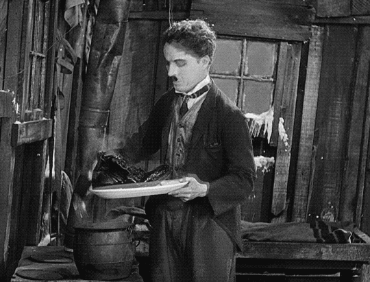 La Ruée vers l'or (The Gold Rush) Charlie Chaplin 1925 la ruée vers le poulet.gif, janv. 2021