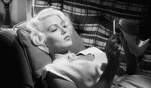 Lana Turner in ‘The Postman Always Rings Twice’, 1946 c'était une excellente ménagère.gif, juil. 2020