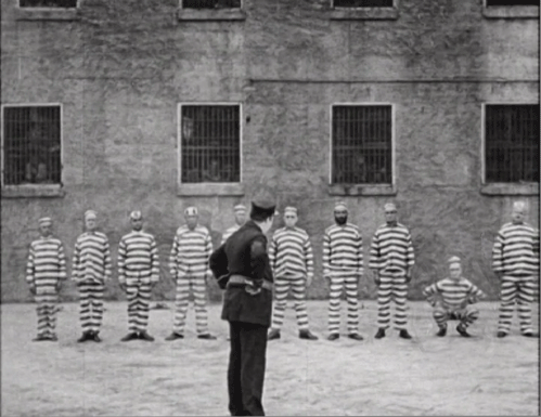 Laurel et Hardy prison exercice.gif, déc. 2019