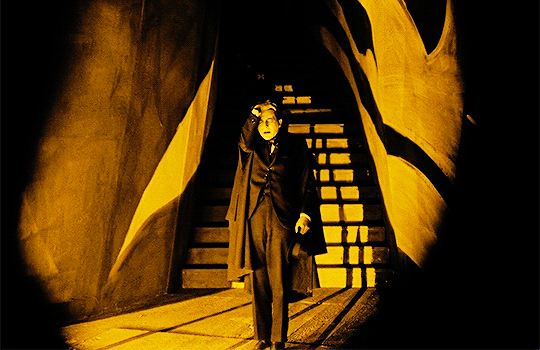 Le Cabinet du Dr Caligari dir. Robert Wiene (1920) fatigue honte se cacher le visage.gif, nov. 2020