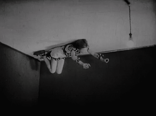 Le Sang d’un Poète Jean Cocteau 1930 chérie les invités sont arrivés tu descends.gif, janv. 2020