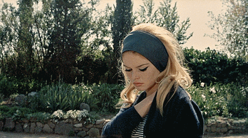 Le mépris Jean-Luc Godard  1963 Brigitte Bardot et mon épaule.gif, janv. 2024