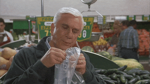 Leslie Nielsen sac plastique un jour papa nous a dit je vais au marché et je reviens.gif, janv. 2023
